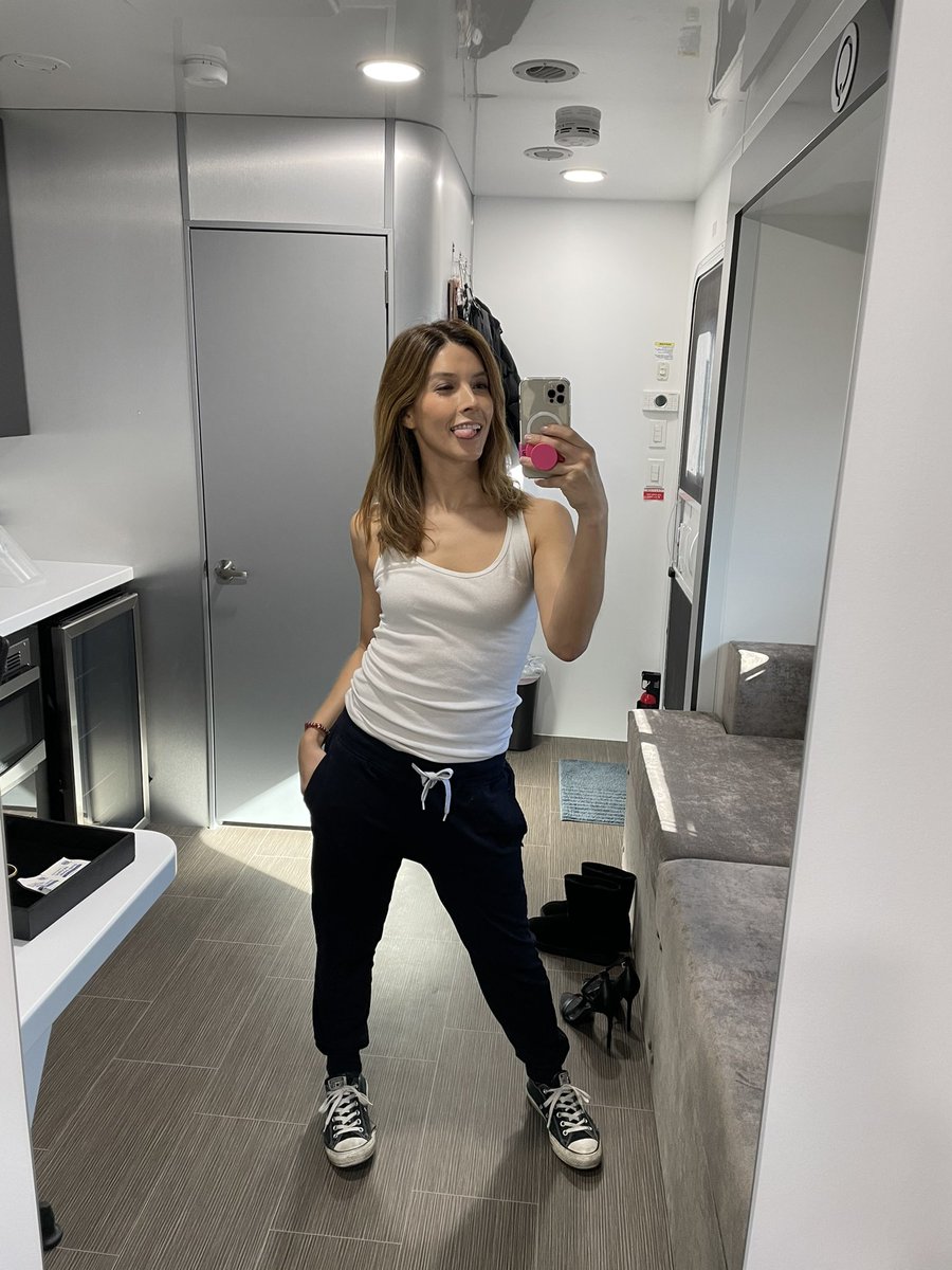 thecarolinag's tweet photo. First day on set 🎬 #actressing #backatit https://t.co/Zel6Ki3L48