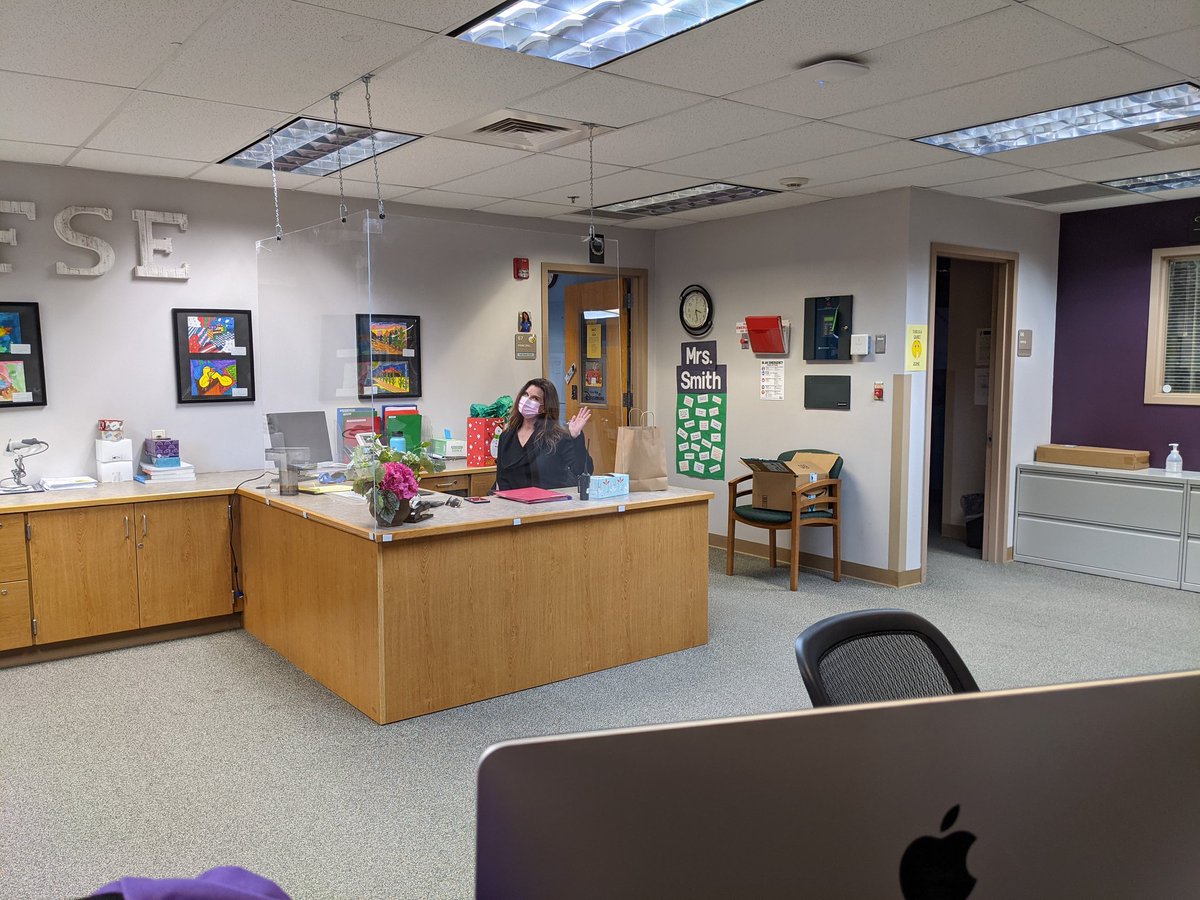 Steppuhns_Stars's tweet photo. I'm so thankful for our wonderful office staff! They are the ones who keep the school going and always put a smile on my face when I see them! You are AMAZING! @JennyT0064 #oneflagstone #fsegratitude https://t.co/nabu2WjN3e