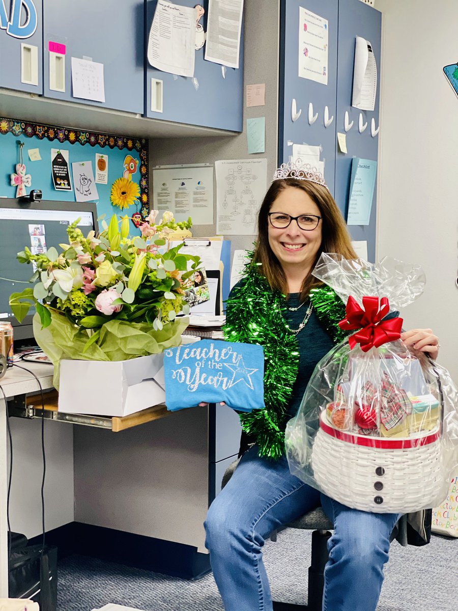 ThomasTexans1's tweet photo. Today we celebrate one of the reasons our school is amazing! Congratulations to our 2020-2021 Thomas Elementary Teacher of the Year, Linda Rozeboom! You are so deserving of this honor. #ThomasStrong @Plano_Schools https://t.co/RC3oOgBdHK