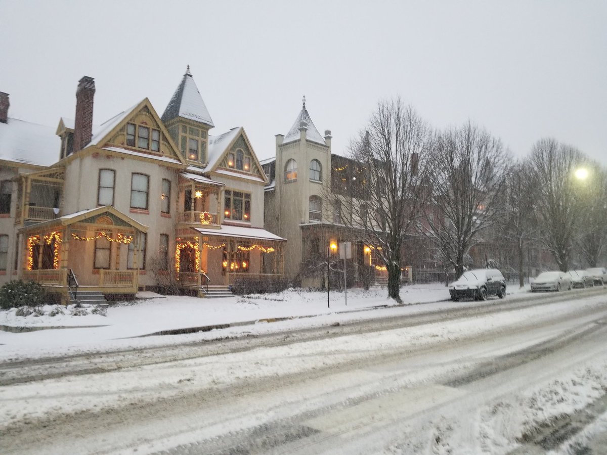 BerksMichelle's tweet photo. The 700 block of North Fifth Street in Reading's Centre Park Historic District seems desolate with the exception of a BARTA bus Wednesday evening during the snowstorm. #berksweather https://t.co/OM40NsRCgD