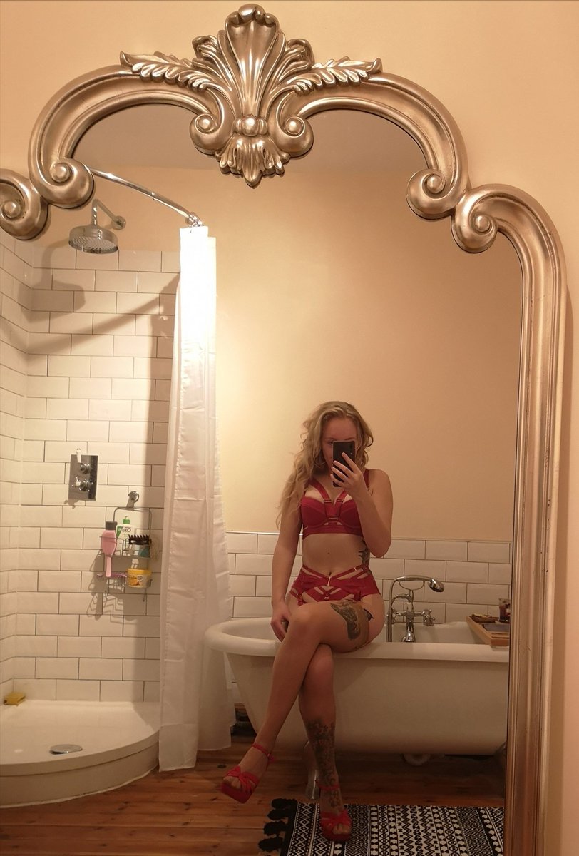 Miss Foxbite tweet media