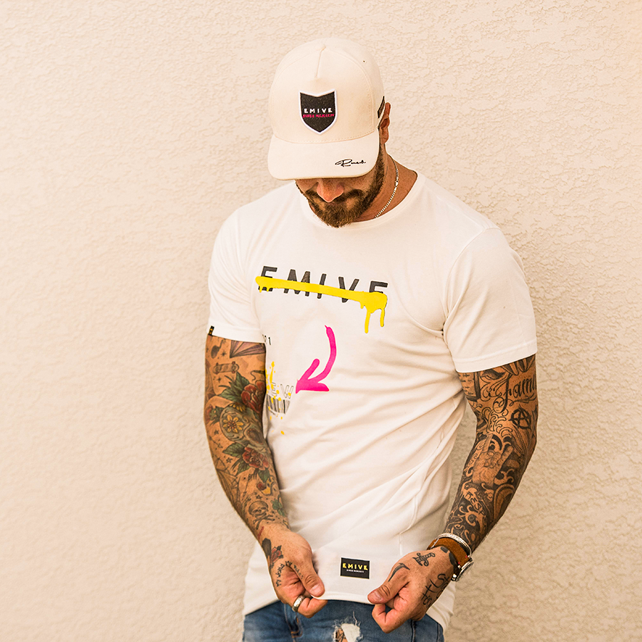 Emiveoficial's tweet photo. Camiseta + Bonés " RENEW SPRAY &amp; RENEW SUEDE PREMIUM"  são as peças que compõem esse look, perfeito para seu verão. ☀✨ https://t.co/oTyuS0FUmI