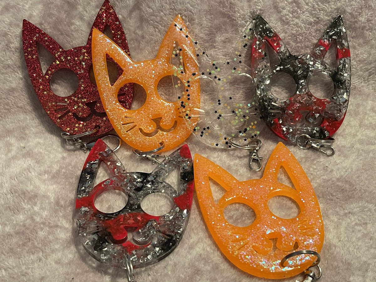 pennell_chelsea's tweet image. These are all my available #KittyKeychains!
They are $15 that includes shipping anywhere in the US.
I do take requests as well!
Just be warned because it is so close to Christmas, requests could take a few weeks as I won’t be home for a week for Christmas.
#ResinArt
