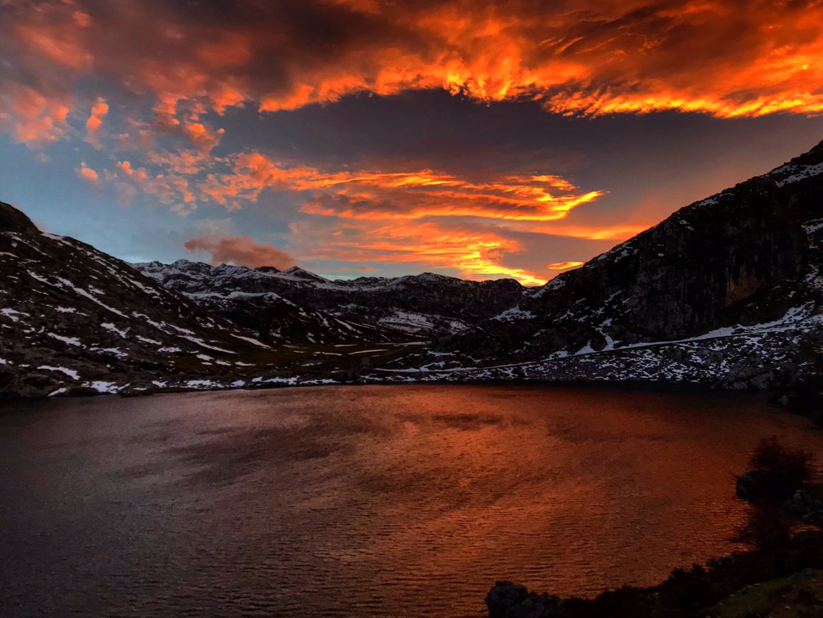 Fuego en el cielo 🔥, pasión en el corazón ♥️#picosdeeuropa #picosdeeuropanationalpark #picosenamora #fuegoenelcielo #mountains #lovemountains #mountainlovers #lakes #lagosdecovadonga #lagoenol #trekking #sunset #sunsetlovers #sunsetphotography #felizconmimochila #heidisenpicos