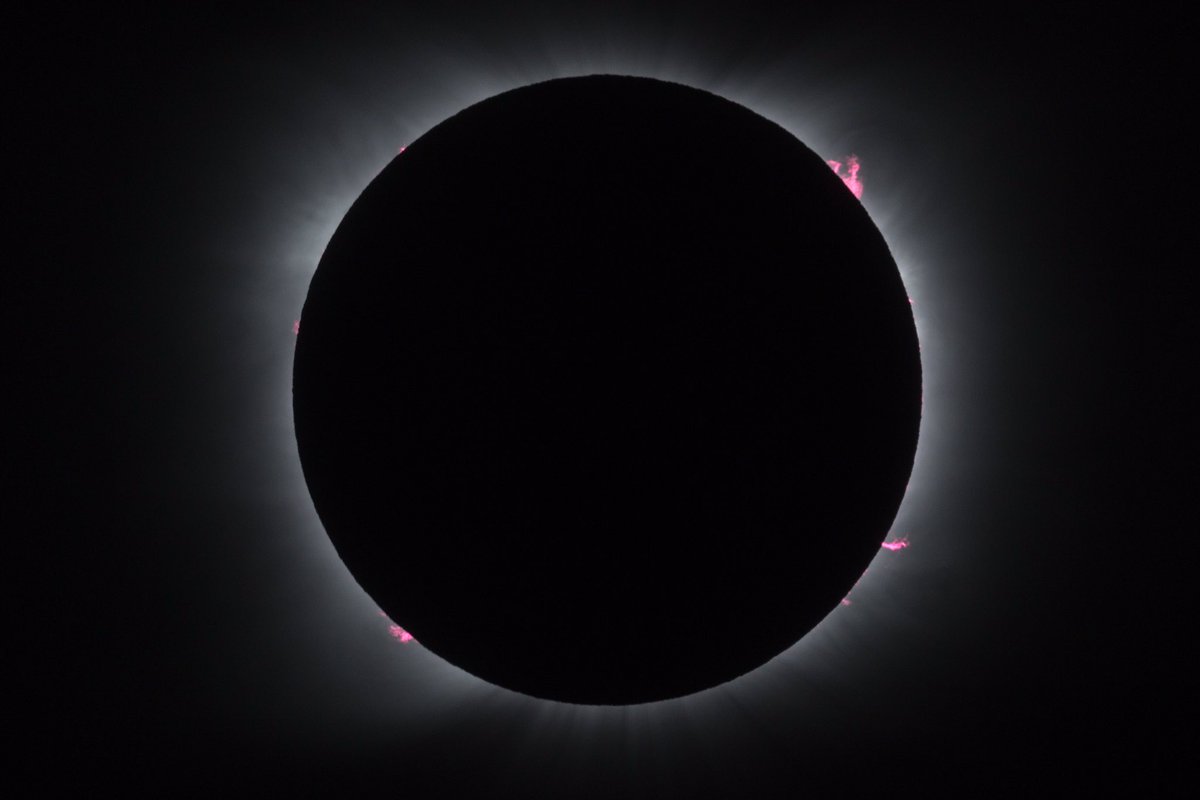Ahora sí, con algo más de tiempo comparto algunas imágenes del #Eclipse2020 sacadas durante la totalidad desde Valcheta, Río Negro. Detalles de la cromósfera, con algunas protuberancias de varias veces el tamaño de la Tierra.