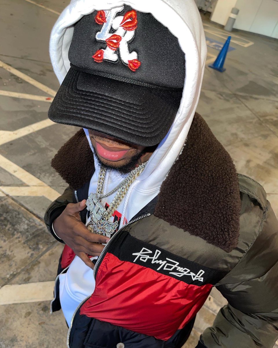 toosii2x's tweet photo. Palm Angels puffer for the winter not the Moncler 🥱❄️ https://t.co/u21NfDAaYa