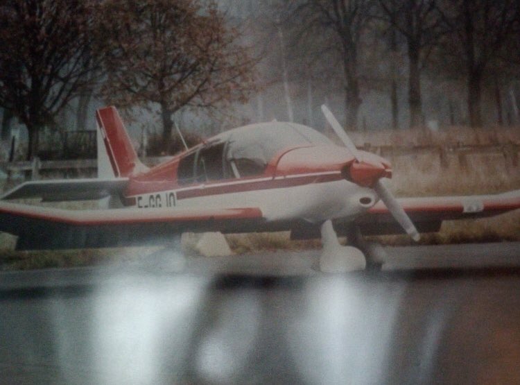 bbastienw's tweet photo. Pour le cadeau de noël de mon père je cherche depuis un moment à trouver le modèle de l’avion qu’il pilotait (la photo est en dessous) et comme noël se rapproche dangereusement je désespère... Est ce que quelqu’un de passionné connaîtrait ce modèle ? https://t.co/WoPvhVRHDp