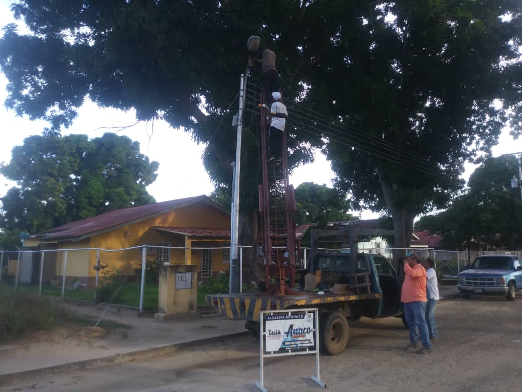 LuisGuevaraM_'s tweet photo. #AnacoIluminado, realizó reparaciones en el alumbrado público en las calles: Campo Sur, Santander, Olivos 1 y 3, Arismendi, Orinoco, Las Flores. Trabajos que asumimos con responsabilidad para el bienestar de nuestros vecinos, pese que son competencias de #Corpoelec. https://t.co/m0g8BZQjhd
