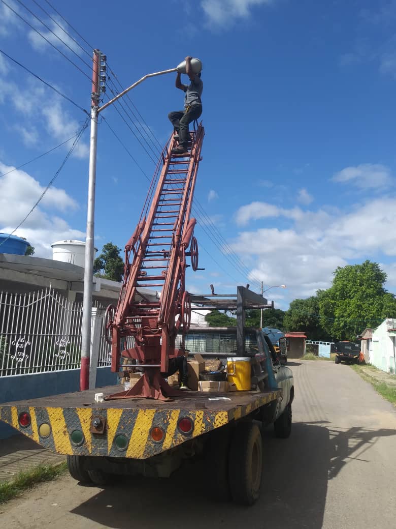 LuisGuevaraM_'s tweet photo. #AnacoIluminado, realizó reparaciones en el alumbrado público en las calles: Campo Sur, Santander, Olivos 1 y 3, Arismendi, Orinoco, Las Flores. Trabajos que asumimos con responsabilidad para el bienestar de nuestros vecinos, pese que son competencias de #Corpoelec. https://t.co/m0g8BZQjhd