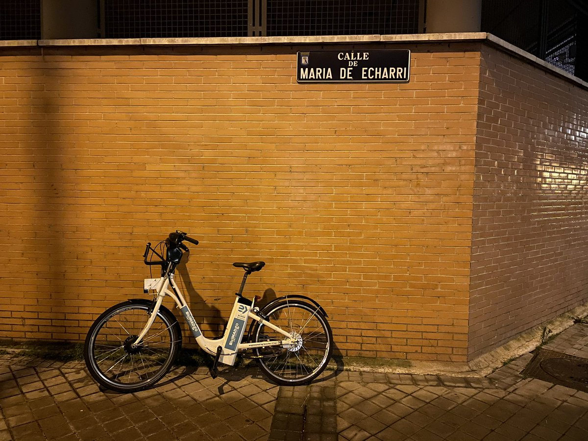 SandokRN's tweet photo. Lleva aquí 2 días 
@Lineamadrid @BiciMAD 
Quizás deberías plantearos plantearos aumentar el servicio a los barrios del sur https://t.co/IajJke8YBm