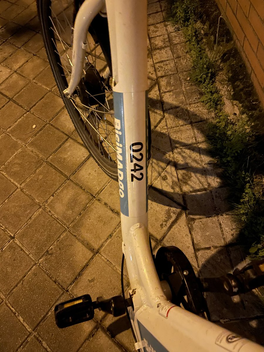 SandokRN's tweet photo. Lleva aquí 2 días 
@Lineamadrid @BiciMAD 
Quizás deberías plantearos plantearos aumentar el servicio a los barrios del sur https://t.co/IajJke8YBm