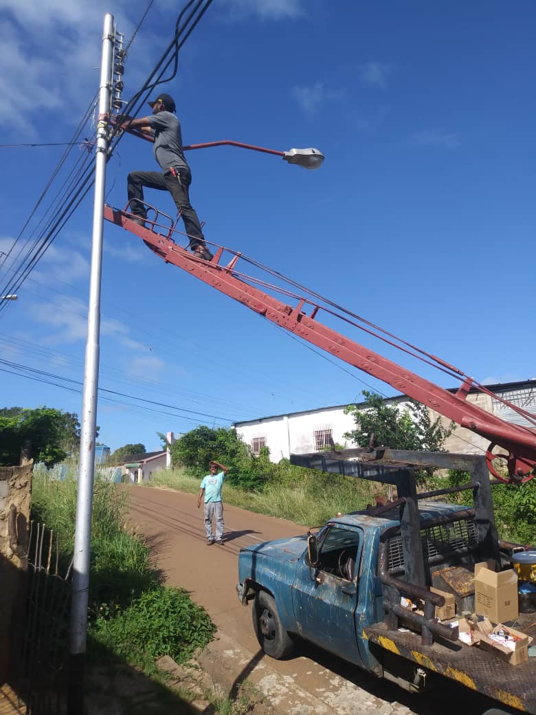 LuisGuevaraM_'s tweet photo. #AnacoIluminado, realizó reparaciones en el alumbrado público en las calles: Campo Sur, Santander, Olivos 1 y 3, Arismendi, Orinoco, Las Flores. Trabajos que asumimos con responsabilidad para el bienestar de nuestros vecinos, pese que son competencias de #Corpoelec. https://t.co/m0g8BZQjhd