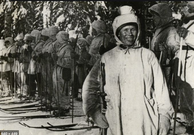 黒太 白い死神シモ ハユハは 旧ソ連対フィンランドの冬戦争 1939 1940 で大活躍したスナイパーです 100日間で公式確認戦果505名射殺 一日5人以上 今でも世界最多記録です これは愛用のモシン ナガンm28狙撃銃のみの記録 殺戮の丘でサブマシンガンで