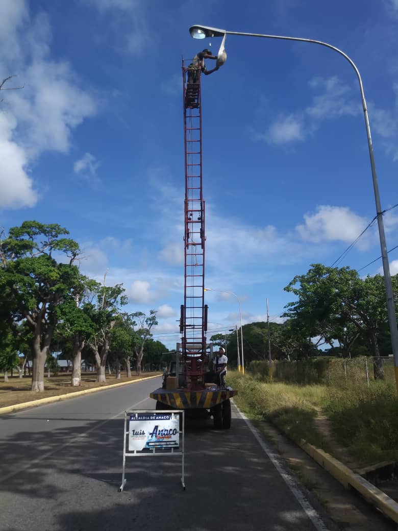 LuisGuevaraM_'s tweet photo. #AnacoIluminado, realizó reparaciones en el alumbrado público en las calles: Campo Sur, Santander, Olivos 1 y 3, Arismendi, Orinoco, Las Flores. Trabajos que asumimos con responsabilidad para el bienestar de nuestros vecinos, pese que son competencias de #Corpoelec. https://t.co/m0g8BZQjhd