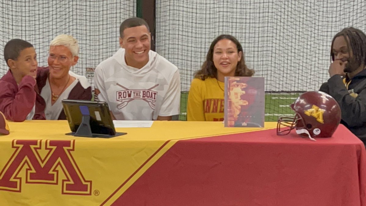 sara_malinda's tweet photo. Proud Gopher Mom here!!! 🙌🏼
My child signed ✍️ to The University of Minnesota!!!!! I’m beyond excited &amp; grateful! 🙏🏼 
#RTB #ELITE #gROW  ♥️💛✨ https://t.co/duZGPASbGk