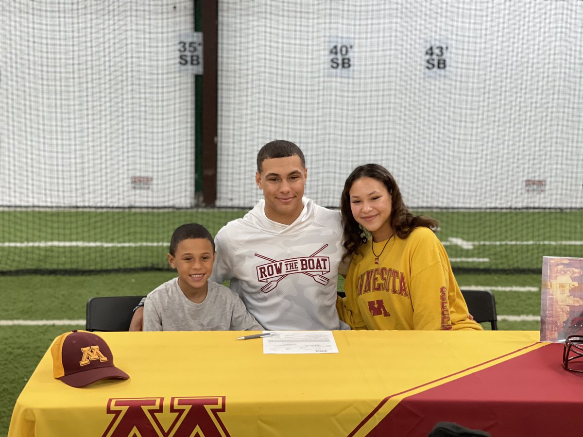 sara_malinda's tweet photo. Proud Gopher Mom here!!! 🙌🏼
My child signed ✍️ to The University of Minnesota!!!!! I’m beyond excited &amp; grateful! 🙏🏼 
#RTB #ELITE #gROW  ♥️💛✨ https://t.co/duZGPASbGk