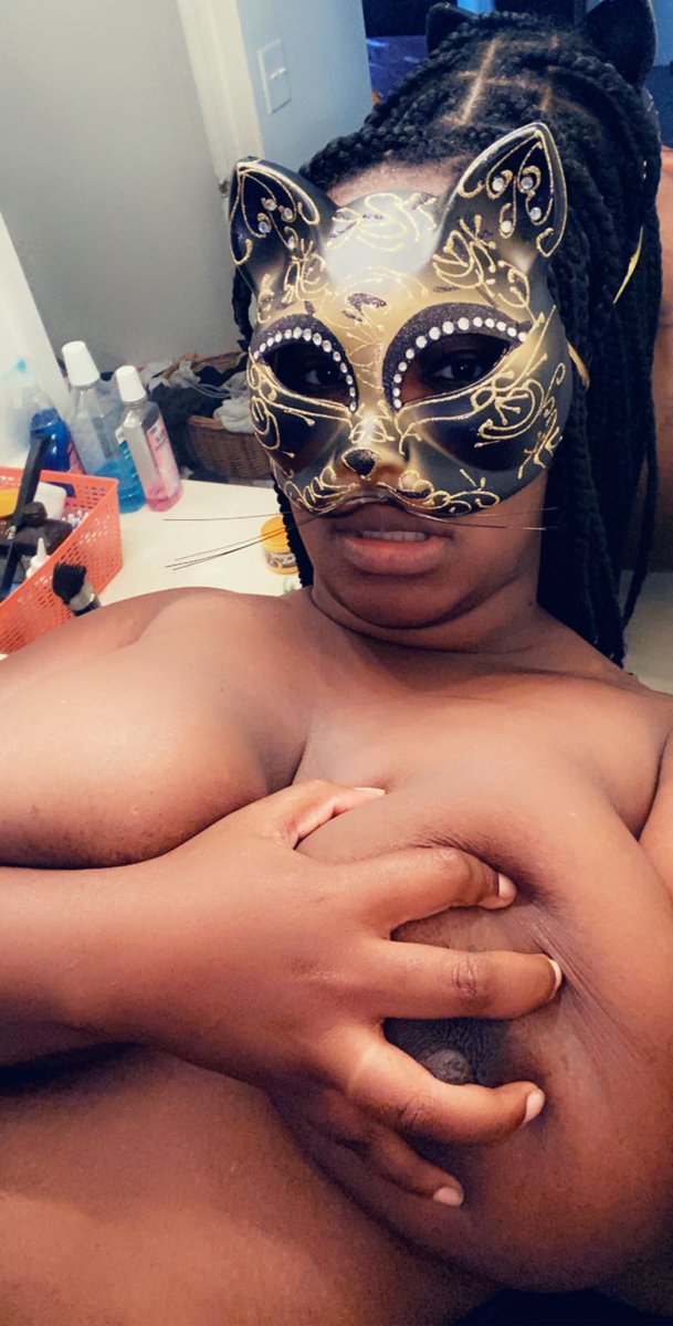 MaskedMommie's tweet photo. Cum play with me 💕😍 #BbwFreak #BIGTITTS #EbonyFreak https://t.co/1ACAI42Tmv https://t.co/0cI9PxnLy0