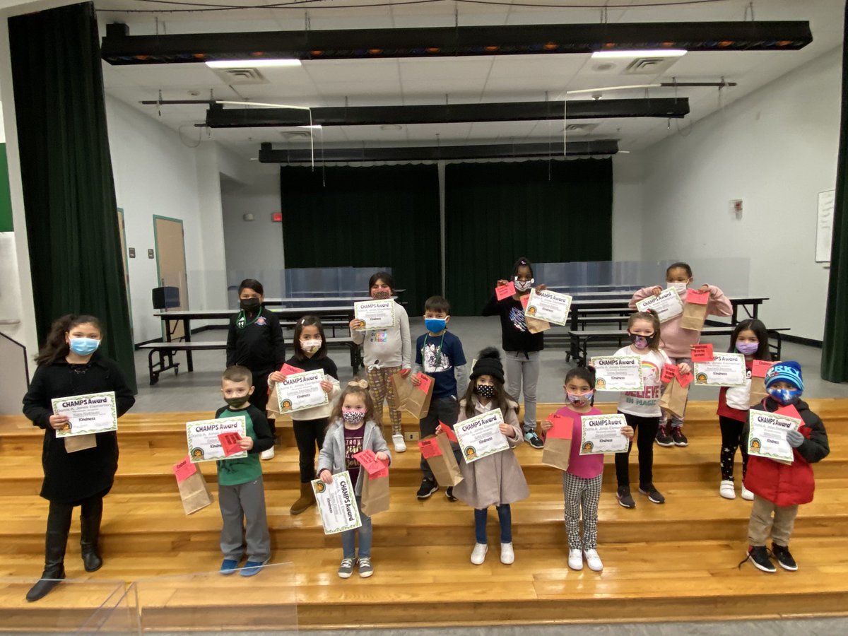 h9counselor's tweet photo. Today we celebrated our Jaguar CHAMPS! These students are courteous, generous and friendly. They do good deeds without thought of reward! 💛💚💛💚 @jonesrisd @ElemCounSELors #seeothers #kindness #leaders https://t.co/yLRCkE6oCO