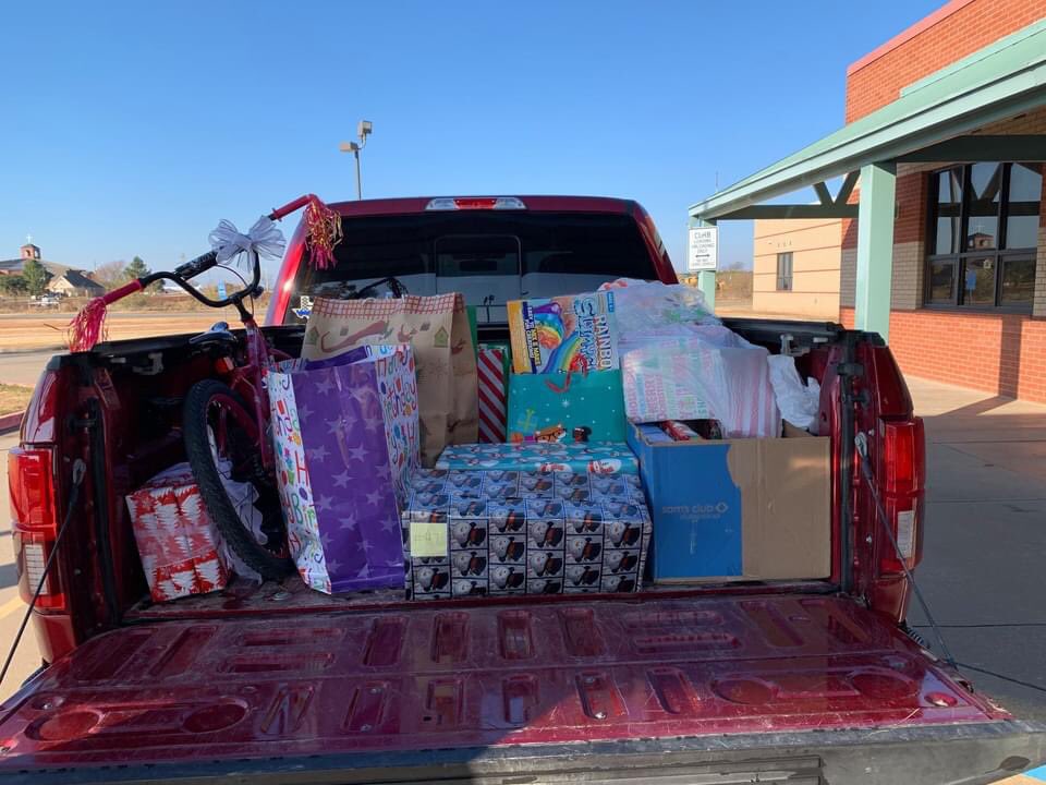 Westwfisd's tweet photo. Thank you Wichita Falls Fit Body Boot Camp!!! We are overwhelmed by your generosity of donated Christmas gifts for some of our students!! Merry Christmas to your staff and clients! What a blessing this is! ❤️🎄💚@WFISDschools https://t.co/38x6TLRnSz