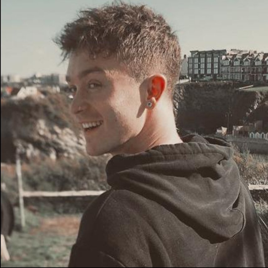 sunsetcamit's tweet photo. @thevampslyric se algm qser pode usar o icon do Connor q seria da adm pq eu vou usar esse kkkkk https://t.co/8r40CIkjZg