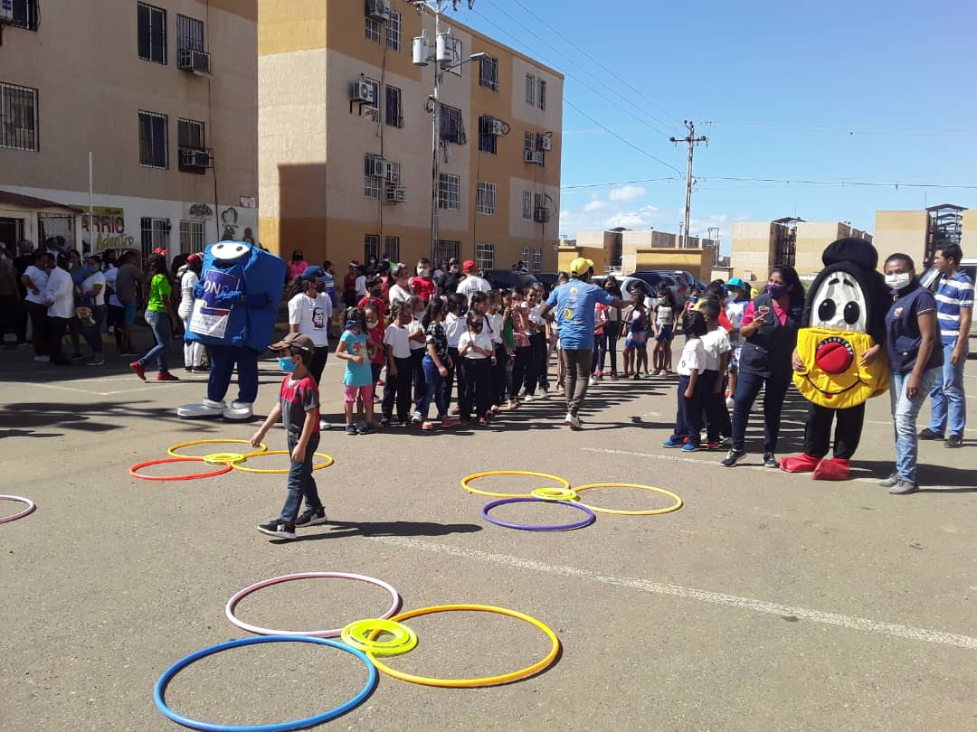 ONAFalcon1's tweet photo. #16Dic La Oficina Nacional Antidrogas y el Movimiento de Recreadores realizaron una actividad recreativa y predeportiva a niñ@s del urbanismo 480 años de #Coro con la intención de pasar un día diferente lleno de alegría y prevención en estas fiestas decembrinas. https://t.co/2BTAXlCNyB