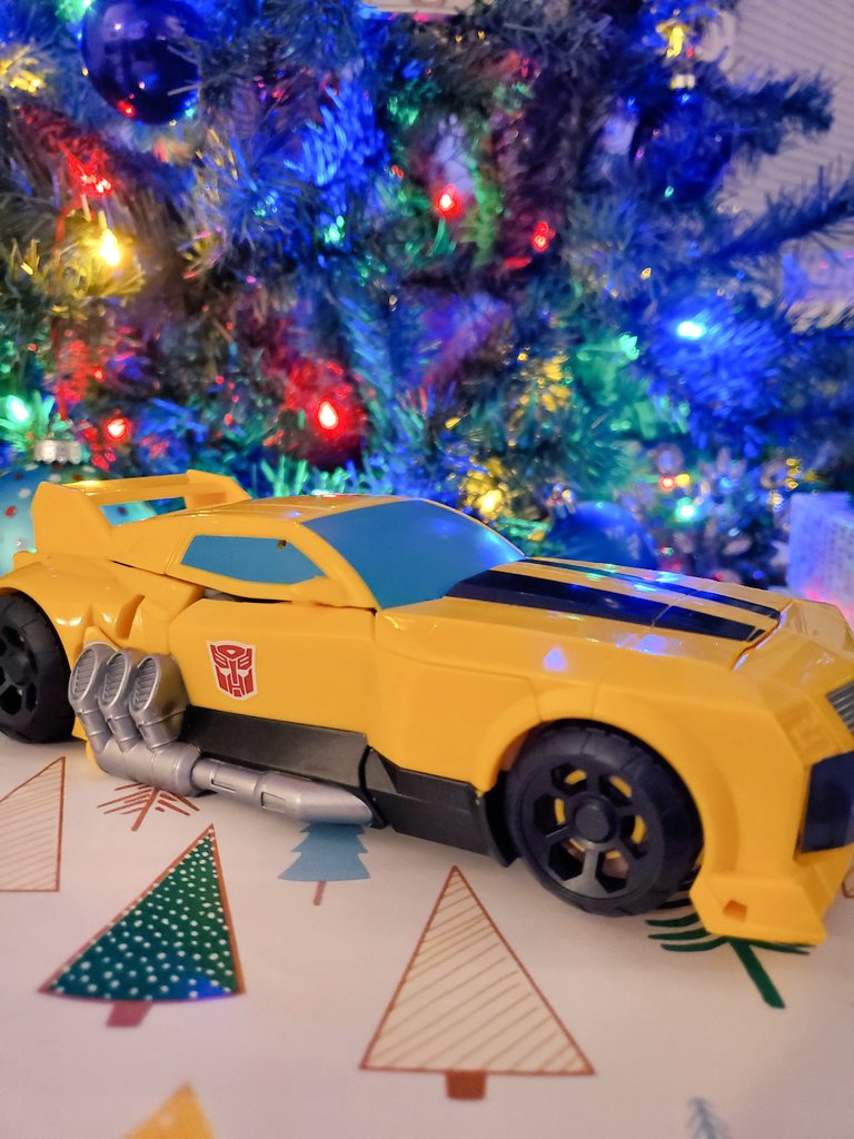 ELC_Jamie's tweet photo. Today I received the greatest present I ever have. A Bumblebee Transformer from one of my sprout's personal collection which he wrapped with a bow so we could play together. I am constantly reminded of the generosity and kindness held in each of our sprouts' hearts. #BestGiftEver https://t.co/wnle0I6Kpr