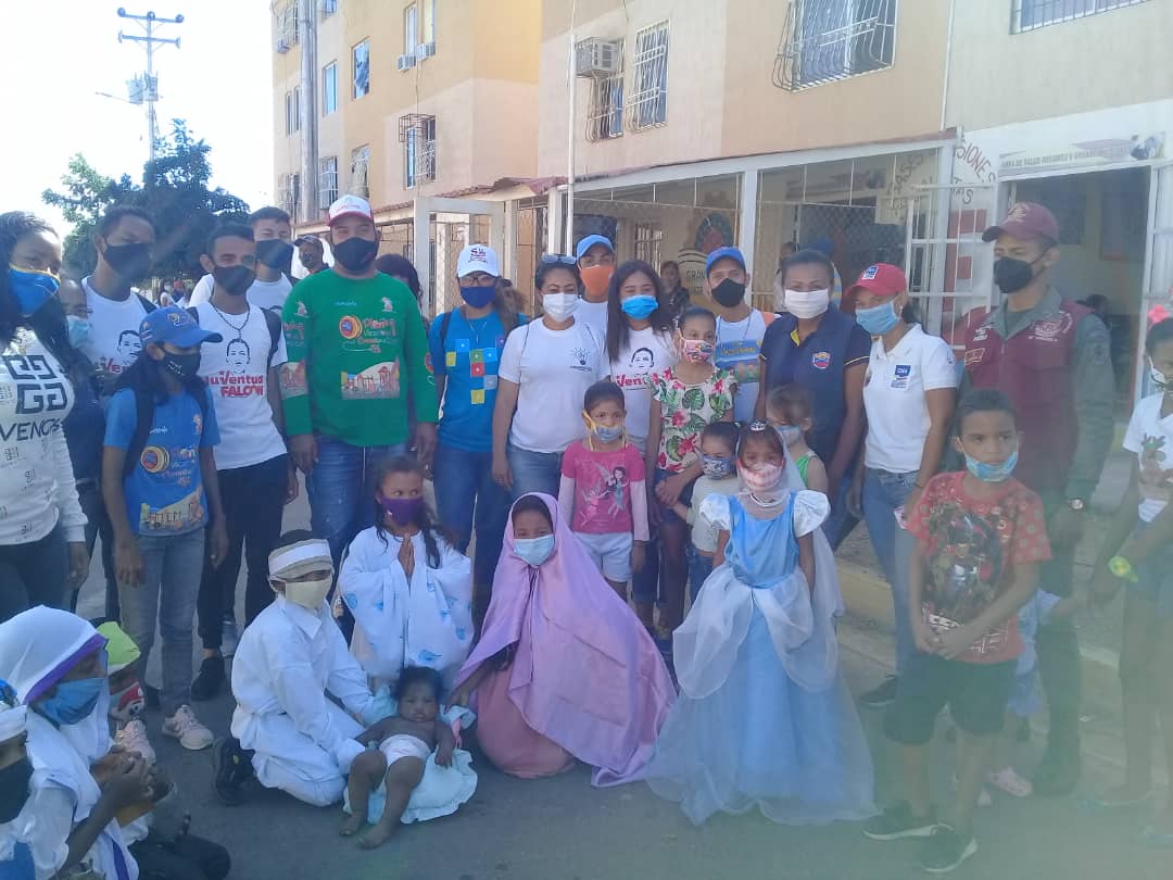 ONAFalcon1's tweet photo. #16Dic La Oficina Nacional Antidrogas y el Movimiento de Recreadores realizaron una actividad recreativa y predeportiva a niñ@s del urbanismo 480 años de #Coro con la intención de pasar un día diferente lleno de alegría y prevención en estas fiestas decembrinas. https://t.co/2BTAXlCNyB
