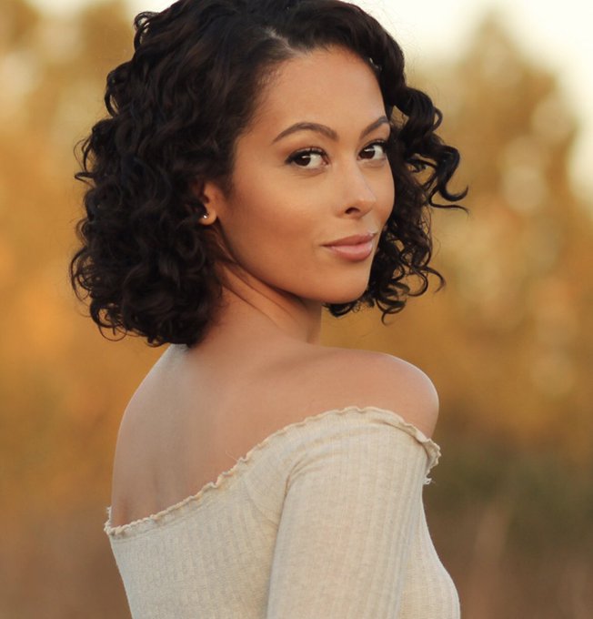 Here&rsquo;s lookin at you, Twitter follower 😆🥂 . 📸 @TiffanyTothxoxo https://t.co/22qFvLuw3O<a href="/tag/happythanksgiving"class="tags"><span>#happythanksgiving</span></a>