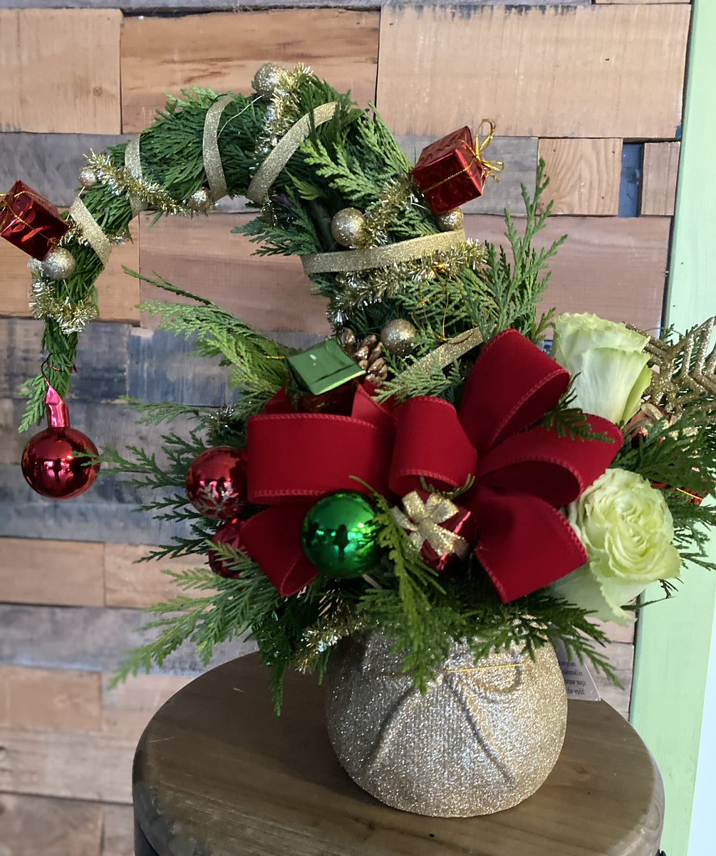 yahreni's tweet photo. Thank you for supporting my small buisness. #valleybloomsflorist  ⬅️.   Grinch tree are available💚 
Bakersfield florist https://t.co/Jy3ZXHAQXr
