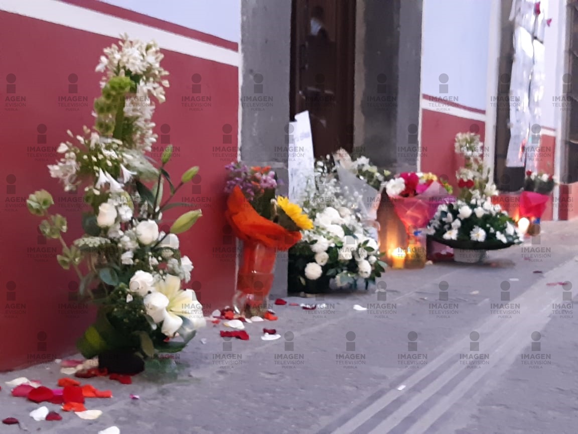 JCarlos_Valerio's tweet photo. #Ahora || Estudiantes de la Facultad de Filosofía y Letras de la BUAP #colocan flores, veladoras y mensajes en #memoria de su compañero David Adrián Salas. #Puebla
Vía: @AldoHdez18 https://t.co/lMSFvRMLdi