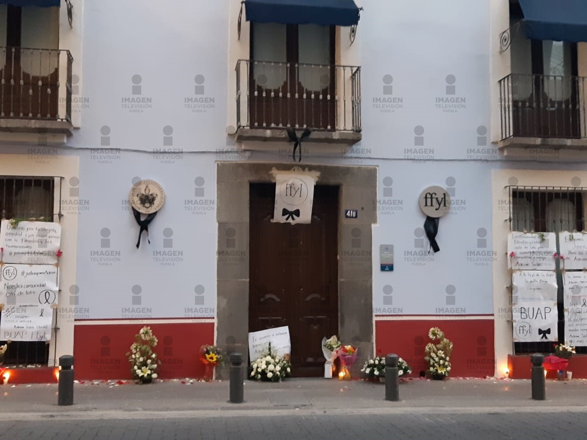JCarlos_Valerio's tweet photo. #Ahora || Estudiantes de la Facultad de Filosofía y Letras de la BUAP #colocan flores, veladoras y mensajes en #memoria de su compañero David Adrián Salas. #Puebla
Vía: @AldoHdez18 https://t.co/lMSFvRMLdi