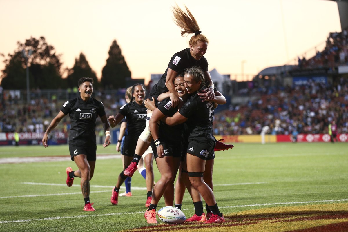 🏆 AWARDS NIGHT // The #BlackFerns7s have taken out the <a href="/adidas/">adidas</a> New Zealand Team of the Year gong for a third consecutive year!

FULL LIST OF WINNERS 👉🏾 bit.ly/2K3D5oN