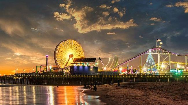 Nowhere does Christmas lights like Santa Monica. #sightsthatsparkle