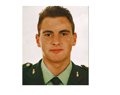 Hoy hace 18 años ETA asesinó a Antonio. Tenía 27 años, toda la vida por delante. Localizó a varios asesinos etarras en coche con 130 kg de explosivos en dirección a Madrid y le tirotearon. Él murió pero su acción evitó muchas muertes de madrileños.

#NoTeOlvidamos #HeroeSinCapa