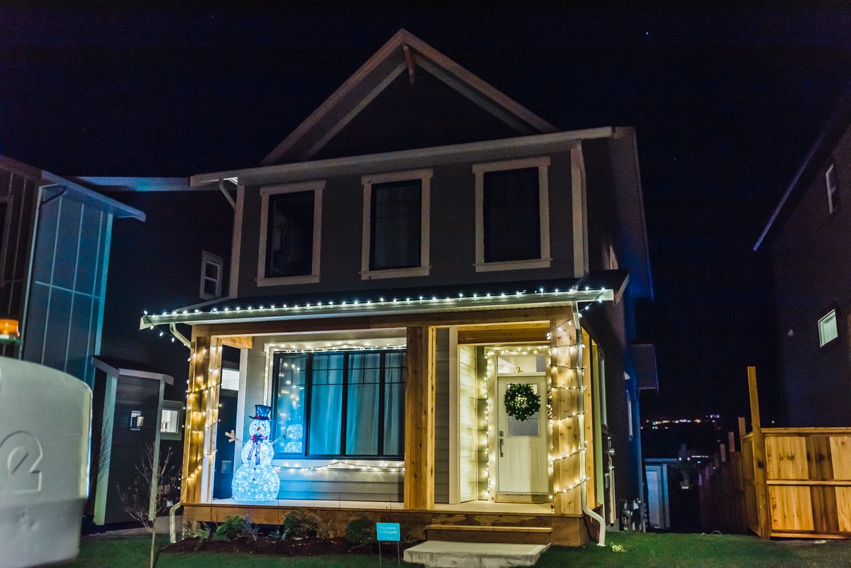 GableCraftHomes's tweet photo. The festive spirit continues here in Royal Bay, with another round of amazing Christmas light displays captured by @ItkasanImages. Can you spot your house!? 🎄 https://t.co/LSly2KohoW