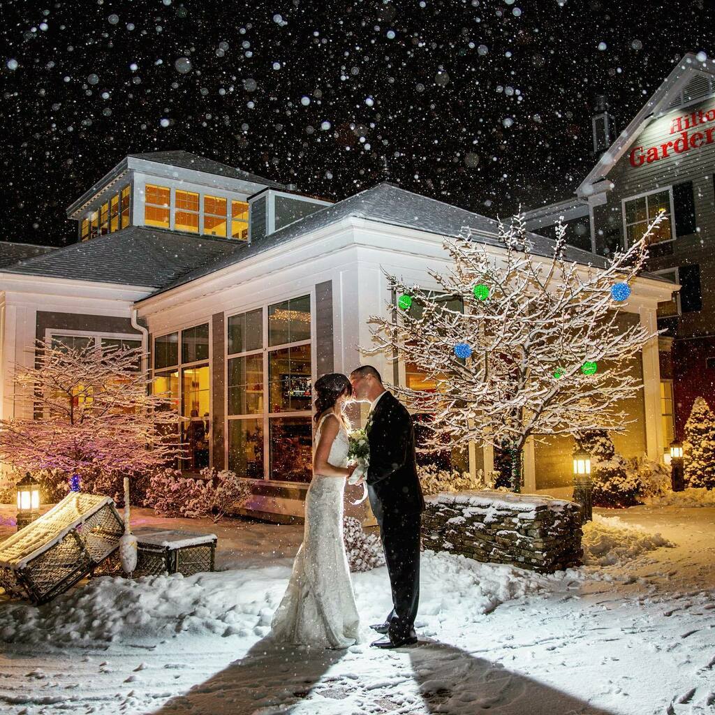 RussellCaron's tweet photo. Let it snow, let it snow, let it snow! There's something magical about winter weddings❤️ https://t.co/LoIC4KrMsQ https://t.co/ENXbL9EqTM