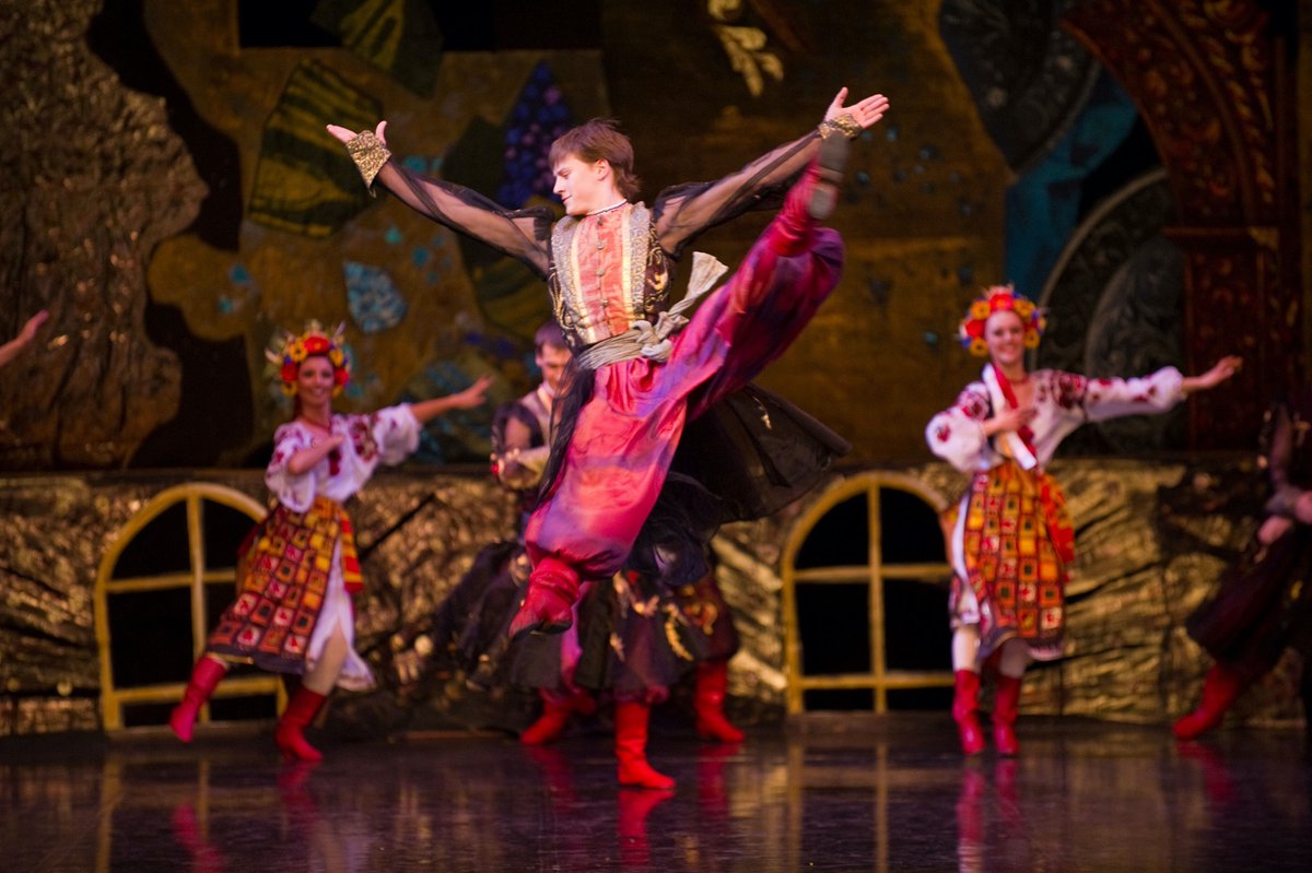 ShumkaDancers's tweet image. This year to celebrate the Holiday season, we’re sharing 10 years of Nutcracker memories! 🎄

We’re kicking things off with some pictures from our 2012 performance of Clara’s Dream at the Northern Alberta Jubilee Auditorium!