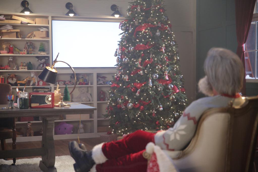 Yankee Candle (@theyankeecandle) on Twitter photo Hey <a href="/SamsungMobileUS/">Samsung Mobile US</a>, we couldn’t help but notice that big beautiful TV behind Santa’s desk on the #OfficialSantaCam. Where on earth did he get that! Hey <a href="/SamsungMobileUS/">Samsung Mobile US</a>, we couldn’t help but notice that big beautiful TV behind Santa’s desk on the #OfficialSantaCam. Where on earth did he get that!