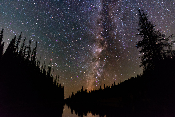 SierraClub's tweet photo. Soak in this @RockyNPS night sky 

📸: Northwoods Photography/ iStock https://t.co/Vd28srPRZm