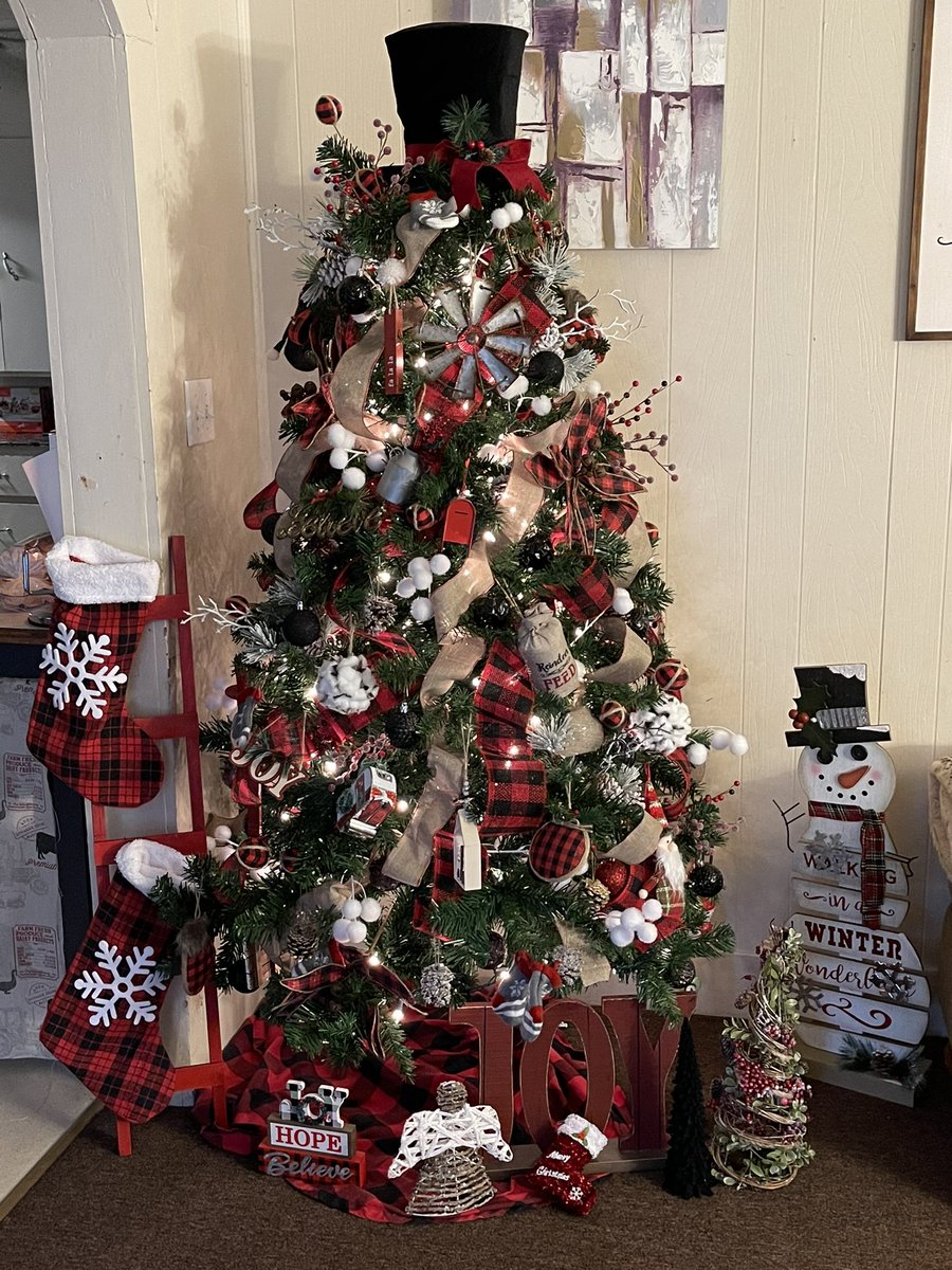 pjohnsonn1804's tweet photo. #NoLimit24 #SmithSquad  ft. my youngest “little helper” 🎄🎄 https://t.co/HXJssNzhcs