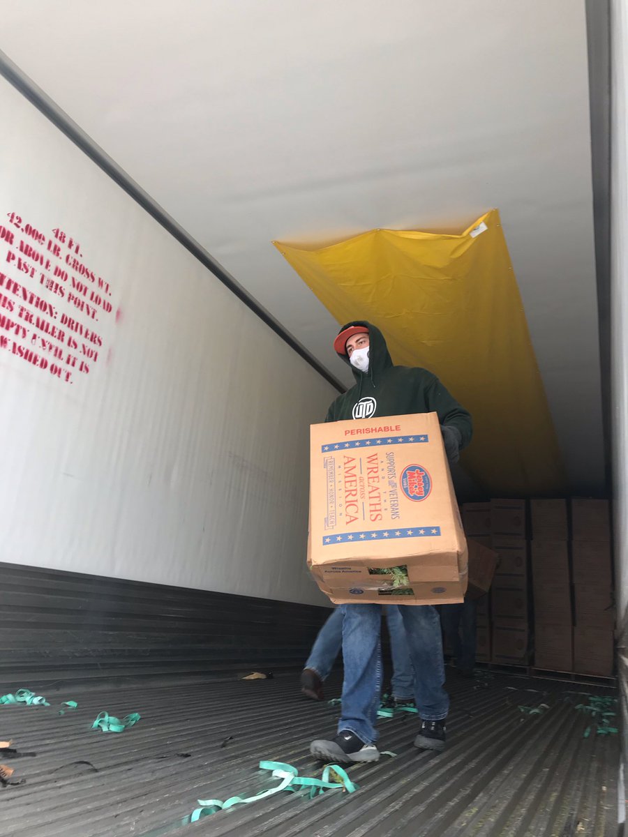.<a href="/UTDBaseball/">UT Dallas Baseball</a> spent their morning volunteering at <a href="/WreathsAcross/">Wreaths Across America</a> helping unload the Wreaths that will be laid at Arlington National Cemetery. #WHOOSH☄️