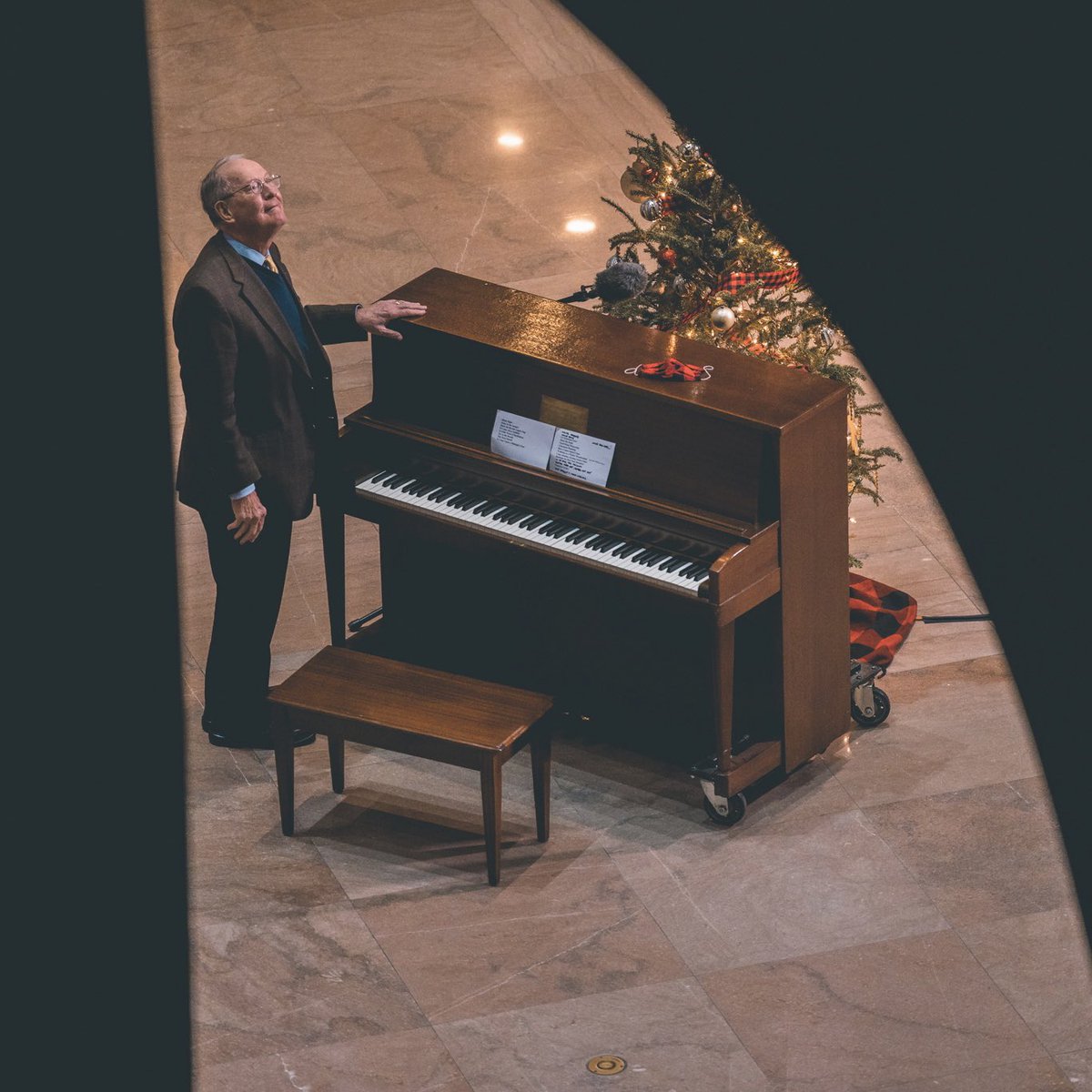 📸 @SenAlexander bids farewell to his friends and colleagues in the Senate with a bit of Christmas cheer.