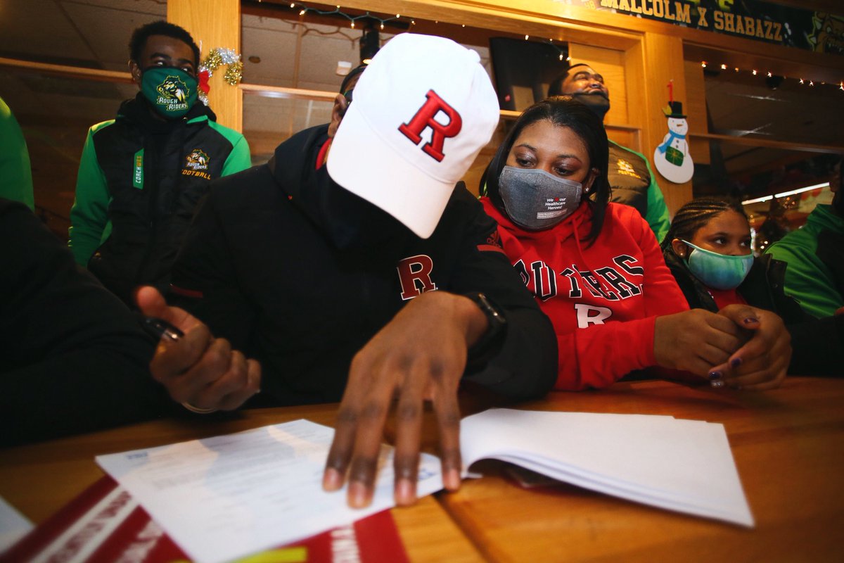 Honored to be apart of it.....✍🏾 ITS OFFICIAL ❤️ @RFootball @GregSchiano @RUCoachFraser @RUCoachFran @CoachSmithRU @CoachHoffmannRU @Coach_Hewitt86 @RUAthletics @BobbyDeren @TodderickHunt @RichieSRivals