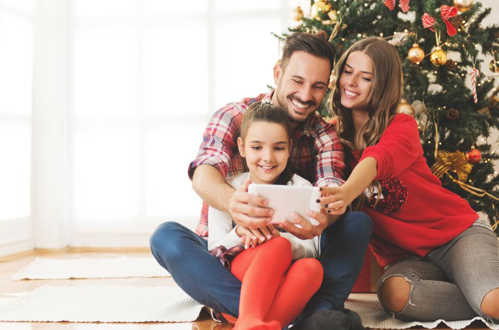 SuncorpGroup's tweet photo. How far would you go for the ultimate #holiday snap? New research from Suncorp Group’s insurance brand @AAMI reveals the risks we're willing to take for the sake of a festive social media post. Read more here: https://t.co/C6RzRgrg05 https://t.co/bJ0LuEfDYu