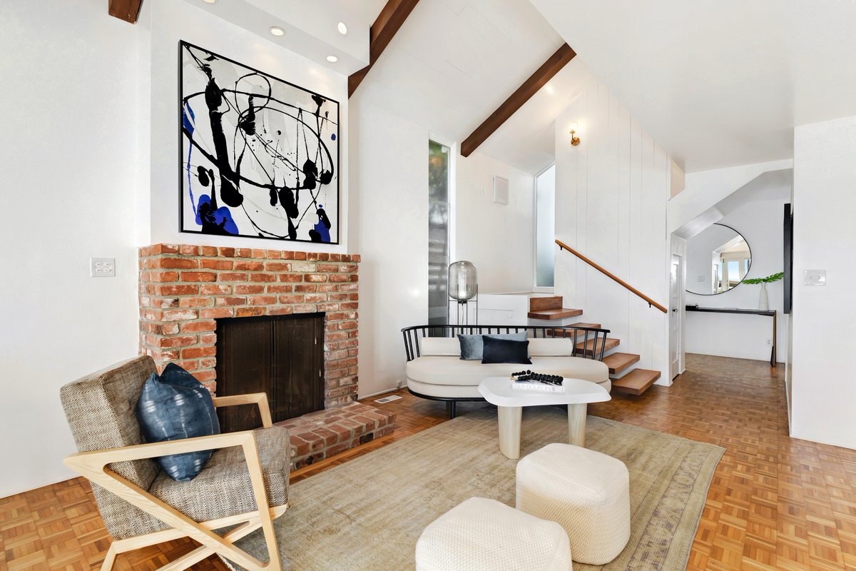 chadrogerstv's tweet photo. Represented both the buyer and seller on this charming Malibu Colony beach cottage which sold for $10,726,088 (MLS). For the 1st time, I tasked myself w/ taking a lead role in softly remodeling the home. I’m humbled knowing that my creative efforts resulted in a successful sale🏡 https://t.co/AEaxcIUsOM