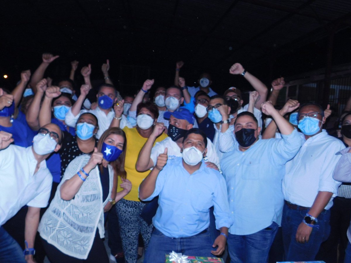 LariosLevit's tweet photo. Contundente respaldo de la ciudad 2.2 de Comayaguela hacías @David_Chavez  y a @titoasfura  y para todos los candidatos del Movimiento @EsperanzaUnidad
#PapiALaOrdenPresidente
#DavidChavezAlcalde
#UnidadYEsperanza https://t.co/OCcg1yitmf