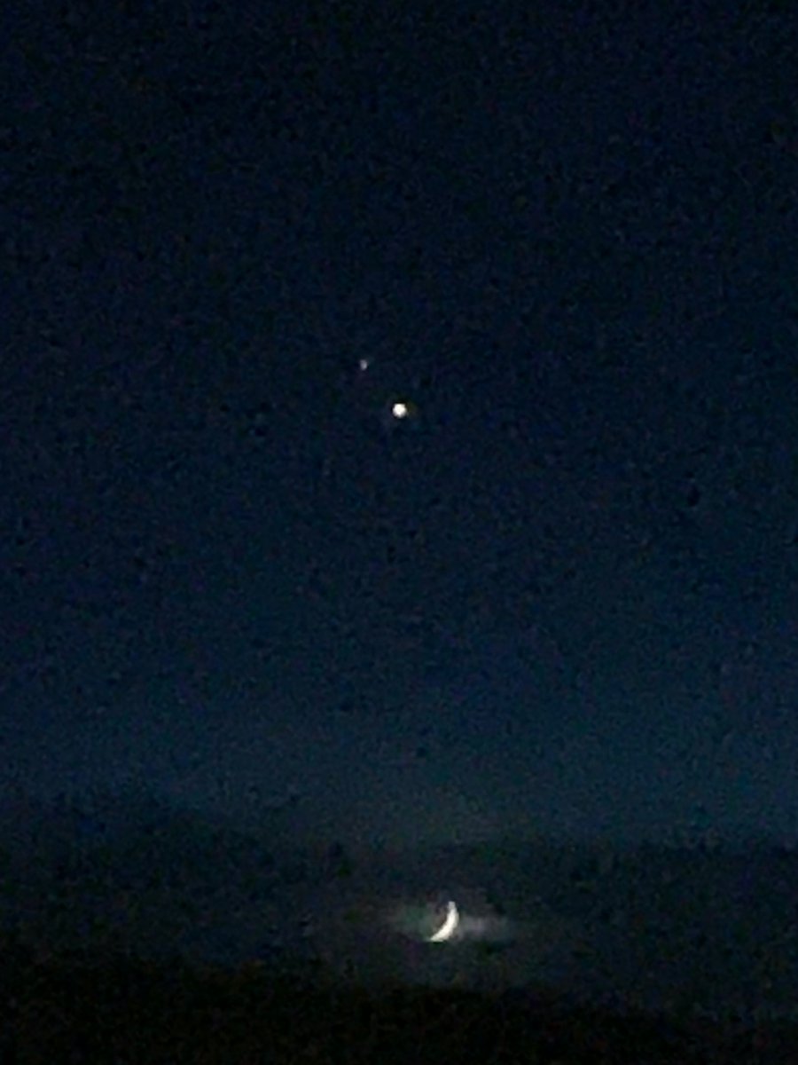 GaryM's tweet photo. See in Medicine Hat this evening - Moon, Jupiter and Saturn #MeHat https://t.co/GVqvRb3ENK