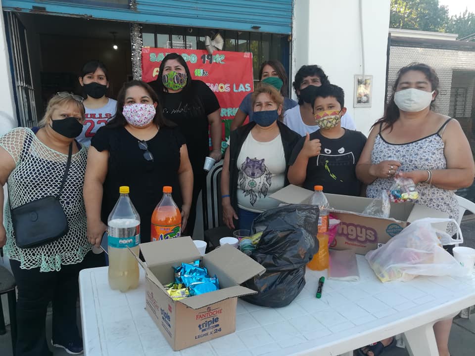 JCeibo's tweet image. A días de nuestro gran festejo queremos agradecer a todos aquellos que siempre nos brindan su ayuda y colaboración. 
Y gracias a todas las compañeras que hoy armaron 400 bolsitas para papá Noel, Mañana seguimos juntando donaciones @yamc1995 #merlo #Navidad2020 #AyudarNosHaceBien