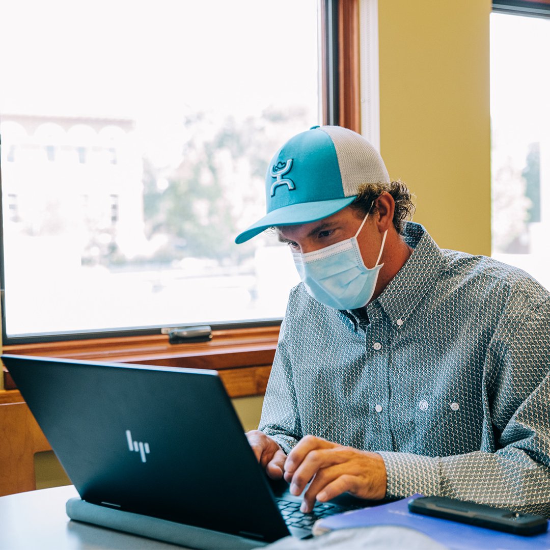 SnowCollege's tweet image. You guys are halfway through finals week! Only one more day to go before winter break!

 #snowcollege #endoffallsemester #winterbreak #finalsweek