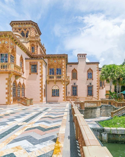 WorldJuanderer's tweet photo. Surprise! No, this is not your usual French chateau or Italian villa, it’s instead of the fabled home of a circus king and his wife. Come pay a visit to Ca D’Zan in Sarasota, Florida, a Venetian Gothic abode once home to the Ringlings. https://t.co/q2nYJQmdcW